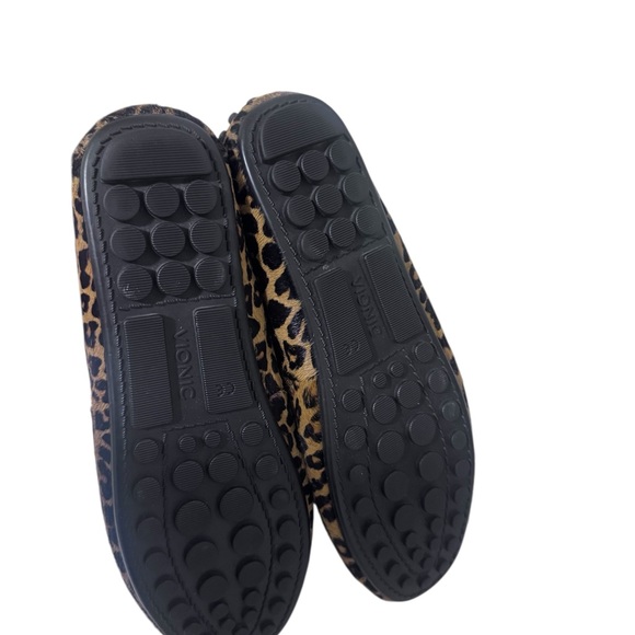 Vionic Leopard Pattern Flats - Picture 4 of 8